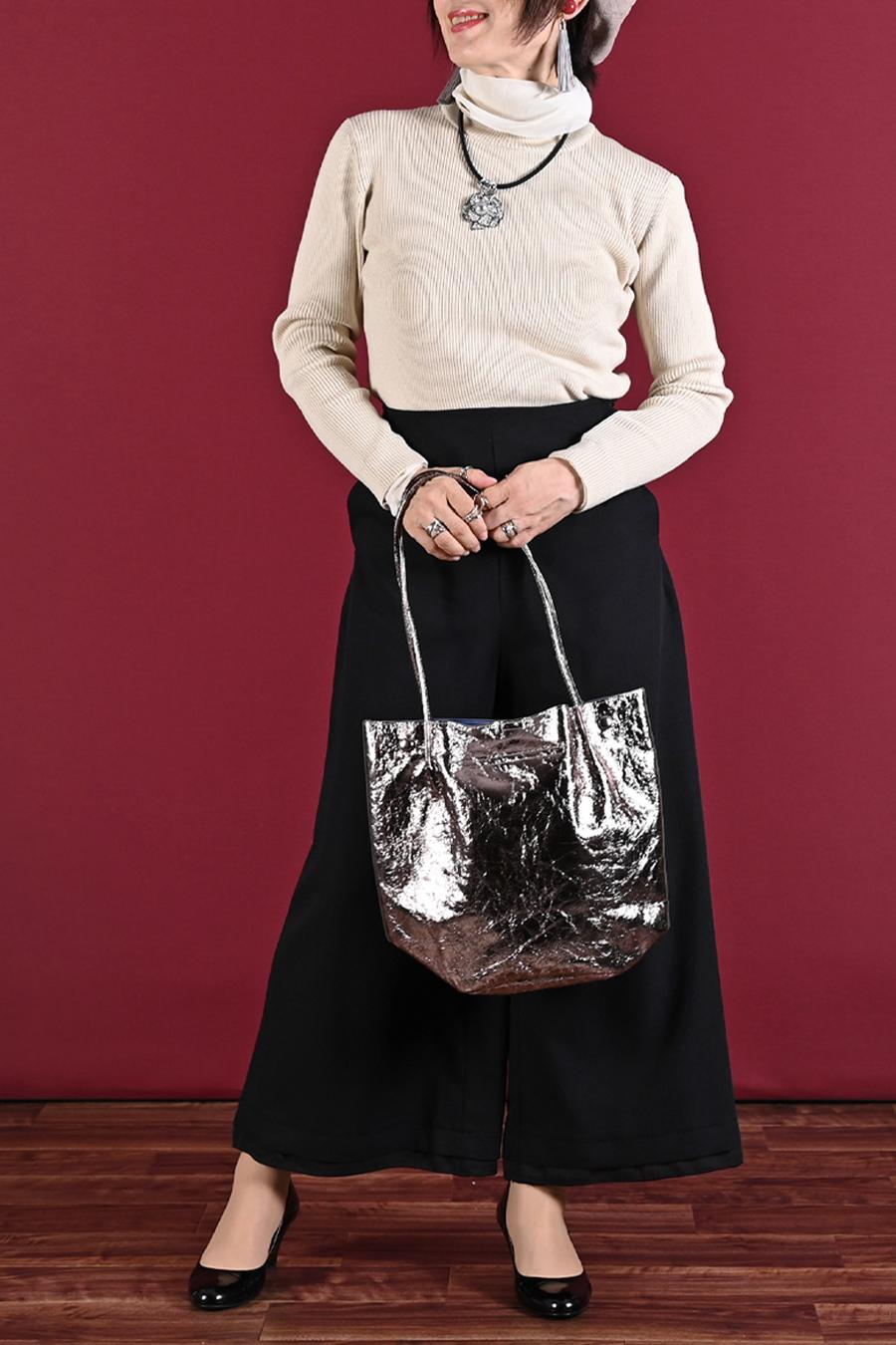 クラッシュメタリック肩入れバケツトートバッグ