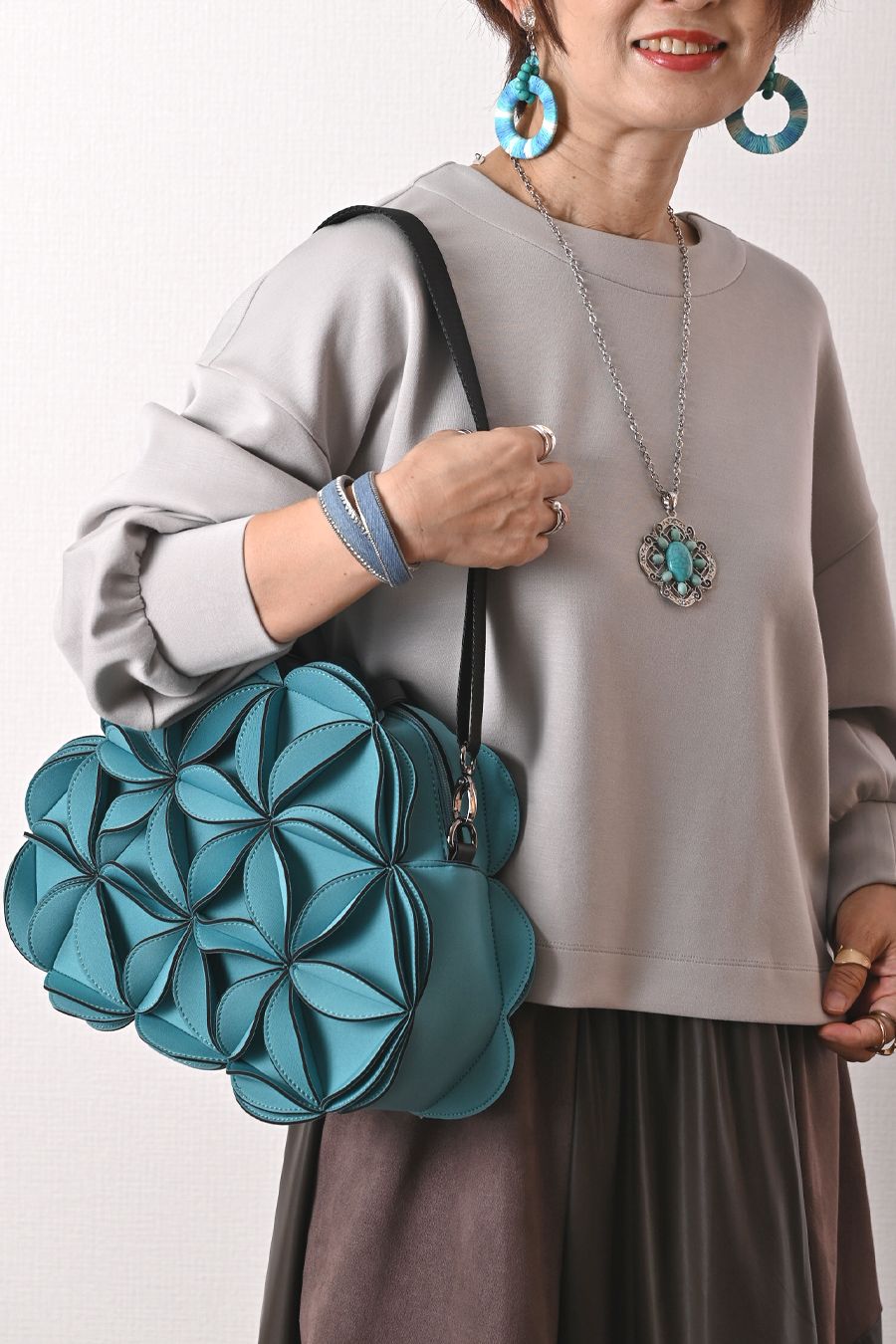 ウッド＆ボーダー大ぶりイヤリング