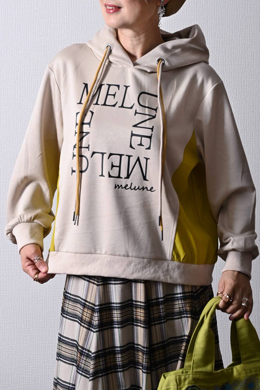 軽くてゆったり！ライトポンチ サイド配色切替 配色コードロゴフーディー【10/25迄 15%クーポン使用で4,516円】