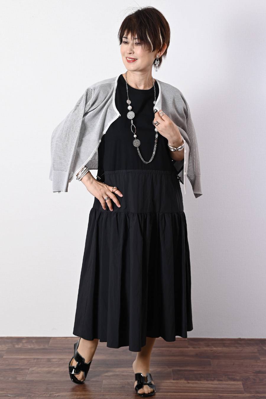 一枚で、表情豊かに！大人フェミニンな異素材ドッキングワンピース